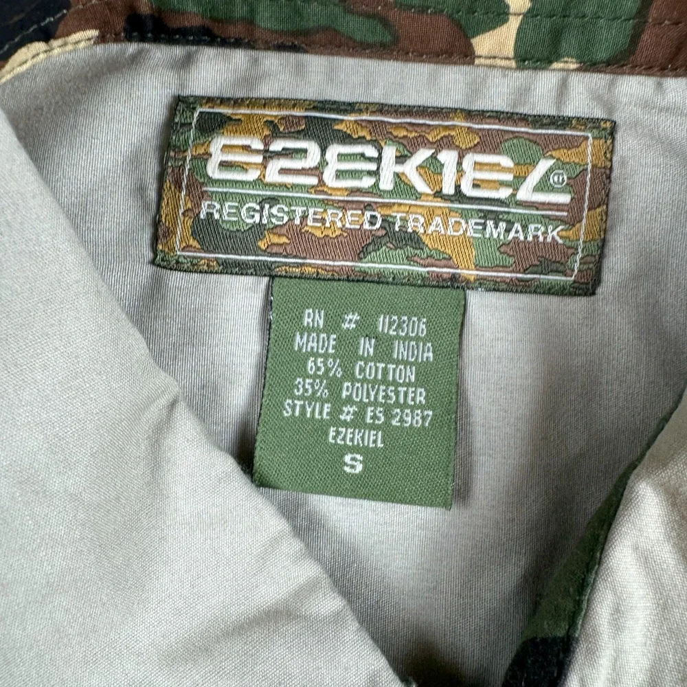 Y2K Ezekiel Mens Beige‎ Short Sleeve Camo Collared Button Up Vintage Size Small